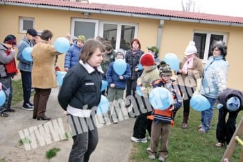 La despartire copiii au inaltat baloane inscriptionate