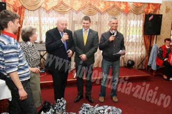 dr. Dorel Coica si Adrian Stef, alaturi de presedintele asociatiei, Mircea Marian si pensionari