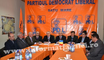 O parte din primarii PDL din jutet si deputatul Ioan Holdis impreuna cu Nicolae Suta - candidatul PDL la primaria municipiului Satu Mare