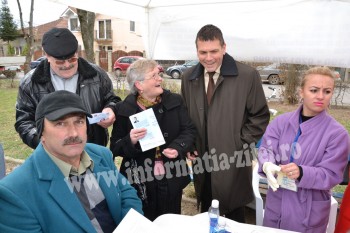 Corturile cainetului dr. Coica in parcul din cartierul Solidaritatii Satu Mare in actiunea "USL are grija de sanatatea ta"