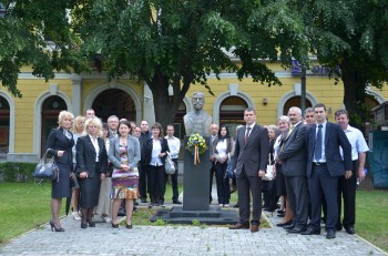 Depuneri de jerbe la bustul lui Ion I.C. Bratianu, înainte de despartirea liberalilor