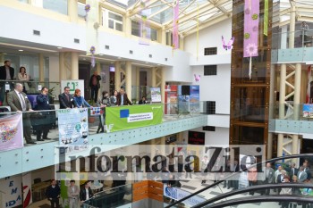 vizotatori la expo "Fabricat in Satu Mare - 2012" dupa momentul deschiderii oficiale