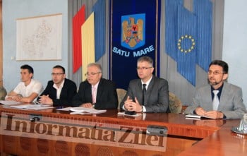 la conferinta de presa privind alegerile, magistratii Grigore Surd si Cristian Moraru, prefectul Eugeniu Avram, subprefectul Cristian Sasu si directorul de cabinet, Sorin Martin Veres