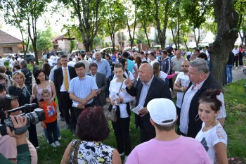 duminica,3 iunie dr. Coica inconjurat de locuitori în  parcul solidaritatii