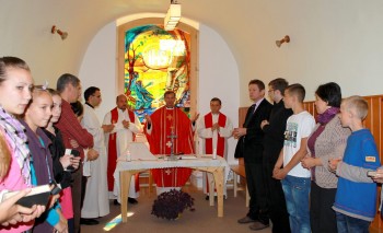 Sfintirea a fost oficiata de PSSa episcopul Schonberger, in cadrul unei liturghii