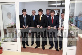 Oficialitati prezente la taierea panglicii inaugurale