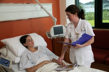 Mai mult de jumătate din asistentele medicale efectuează constant ore suplimentare
