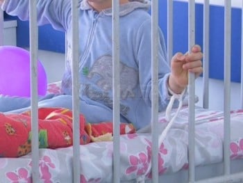 Cazul copiilor legaţi de paturi: Consiliul Judeţean Buzău solicită directorului Spitalului Judeţean să sancţioneze conducerea secţiei de pediatrie