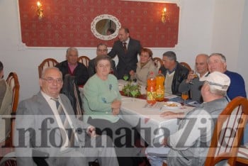 grup de pensionari in Cubul lor