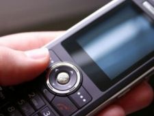 Au furat un telefon mobil şi 900 de lei