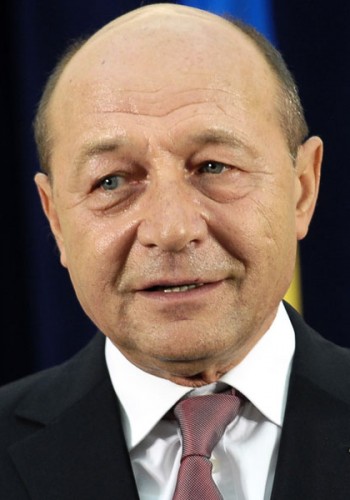 Traian Basescu: Un steag ilegal să nu trebuie se afle pe o instituţie a statului român