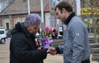 Tinerii de la Forta Civica au impartit martisoare