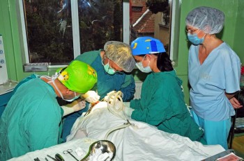 Premieră: O echipa de chirurgi din Cluj Napoca au realizat o operatie de implant personalizat de os zigomatic din titan