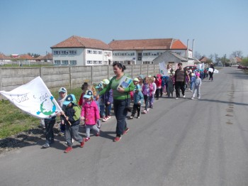 În final, cei aproape 150 de copilaşi au pornit într-un marş paşnic spre centrul comunei