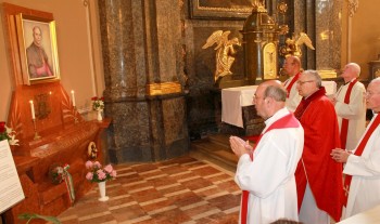 Preotii si credinciosii s-au rugat la mormantul memorial de la Catedrala