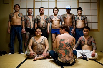 Grup de membri Yakuza cu tatuaje specifice