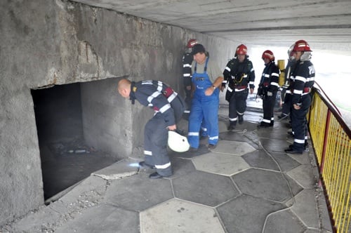 canalele tehnice de sub pod in care au luat foc gunoaiele boschetarilor