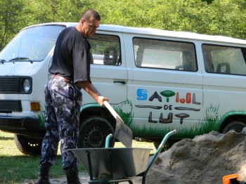 Zece jandarmi sătmăreni au pus mâna la treabă pentru a sprijini un proiect care a început în urmă cu mai multe luni în comuna Pomi