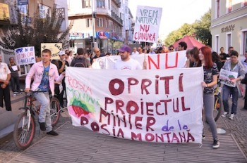 Inainte de protest a avut loc proiectarea filmului documentar intitulat: Patrimoniul Rosiei Montane