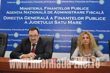 directorul Mircea Ardelean si purtatoarea de cuvant, Dana Godja, la conferinta de presa