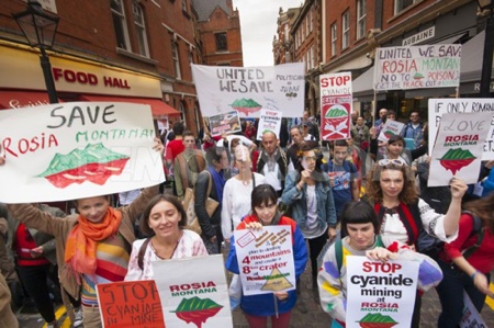 protest al romanilor din Londra impotriva exploatarii de la Rosia Montana 