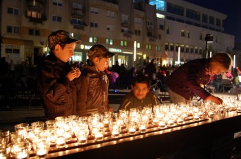 În semn de solidaritate şi sprijin, organizatorii mulţumesc tuturor acelora care au aprins o lumânare la faţa locului în schimbul unei donaţii!