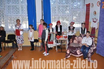 Serbarea s-a desfăşurat în sala de educaţie fizică a şcolii, evenimentul fiind sărbătorit pentru prima oară în această instituţie