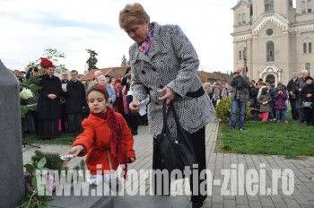 Reprezentantii organizatiilor caritabile au depus flori la statuia Sfintei Elisabeta