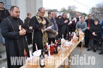 Parintele protopop greco catolic Dumitru Roman si pr. Dragos Alexandru in mijlocul credinciosilor, la slujba de comemorare