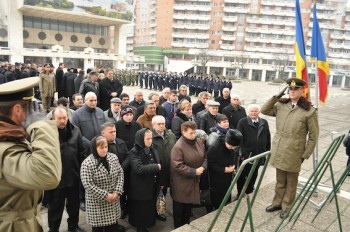 familiile eroilor si Liga luptatorilor depun o coroana de flori