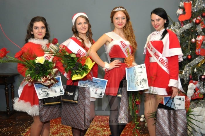 Cristina Şere - Miss Popularitate, Cynthia Pataki - locul 3, Roxana Constantin - Miss Crăciuniţa şi Roxana Dragoş - locul 2