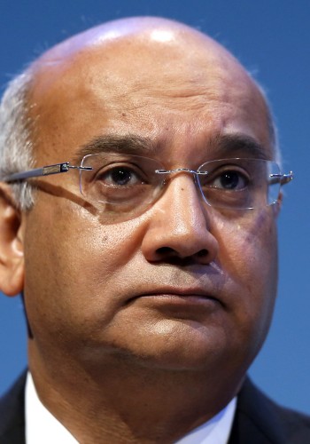 Parlamentarul laburist Keith Vaz a mers la aeroport să aştepte avionul din România