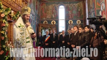 Slujba a fost oficiată de un sobor compus din 40 de preoţi şi diaconi, în frunte cu Prea Sfinţitul Iustin Sigheteanu, Arhiereu Vicar al Episcopiei Ortodoxe a Maramureşului şi Sătmarului