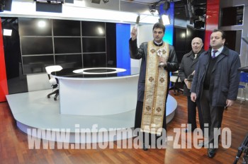 Părintele Cristian Boloş a sfinţit redacţiile Informaţia Zilei şi Informaţia TV