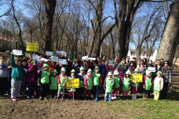 În încheiere, elevii au plantat un castan cu flori roșii în Parcul Dendrologic, castan ce e considerat unul dintre cei mai frumoși arbori ornamentali din lume datorită frunzișului și mai ales datorită florilor de culoare roșie