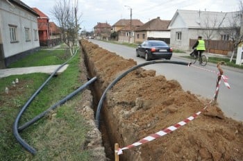 Pe raza acestei comune trebuie extinsă rețeaua de canalizare pe o suprafață de aproximativ 30 de kilometri, dintre care 22 de kilometri sunt doar la nivelul localității Halmeu.