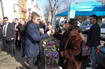 zeci de femei din Piata Libertatii si din cele alimentare au primit martisoare de la presedintele Mircea Govor