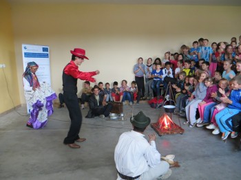 Turneul de prezentare a unui spectacol artistic ai cător actori sunt chiar tinerii străzii a început la unitatea de învățământ din Mădăras