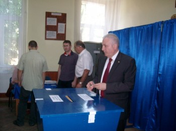 La ora 13, la Secţia de votare nr. 58 din incinta Liceului "Constantin Brâncuşi" a votat prefectul judeţului Satu Mare, Eugeniu Avram