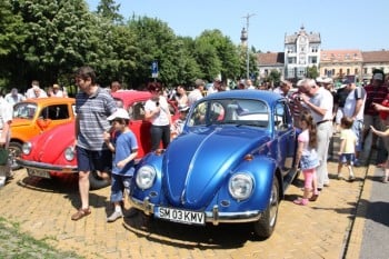 20 de automobile au furat privirile oamenilor veniţi să le vadă sau ale celor care erau pur şi simplu în trecere