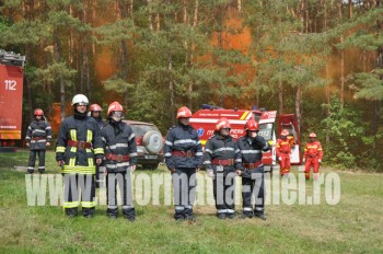 Pompierii Detasamentului satmarean, primii ajunsi la locul incendiului sunt informati despre situatie si primesc primele ordine privind modul si mijloacele de interventie