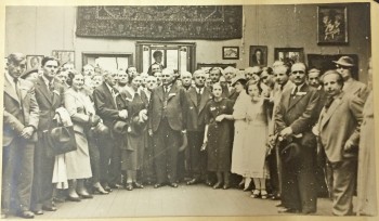 La margine, în primul rând pictorul Kadar Geza - socrul lui Vida Gheza, în mijloc lângă Aurel Popp pictoriţa Lidia Agricola, al patrulea din stânga pictorul Bernath Aurel, lângă el pictoriţa Csikos Antonia. Mulţumim Doamnei Iudith Erdos, fiica marelui artist Paul Erdos, pentru informaţiile oferite.