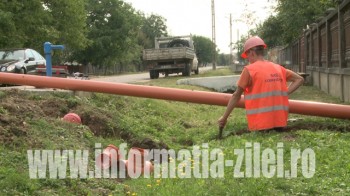 Muncitorii lucreazaa la racordarea unei gospodarii