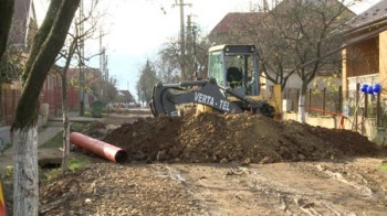 se lucreaza la montarea conductelor noi pe mai multe strazi ale orasului