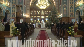 Episcopul Vasile Bizău în mijlocul credincioşilor de la Catedrala greco catolică Sfinţii Arhangheli Mihail şi Gavril