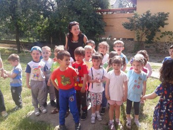 La inițiativa educatoarelor Paula Petric și Mădălina Rotar, "floricelele" din grupa mijlocie, cu sprijinul părinților, desigur, au făcut pachețele pe care le-au dăruit miercuri copiilor străzii care beneficiază de serviciile centrului de zi al Asociației Stea