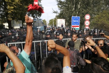Horgos-Röszke, határátkelő, migráció, menekültek tüntetnek a kerítés előtt