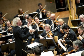 Sir Simon Rattle la pupitrul Filarmonicii din Berlin