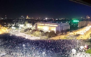 Marţi, 3 noiembrie, peste 25 de mii de oameni au ieşit în stradă cerând schimbarea clasei politice din România şi demisiile premierului, a ministrului Gabriel Oprea şi a primarului Cristian Popescu Piedone.