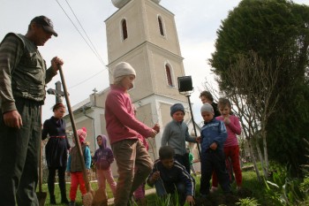 Plantări de pomi fructiferi în curtea bisericii din Unimăt